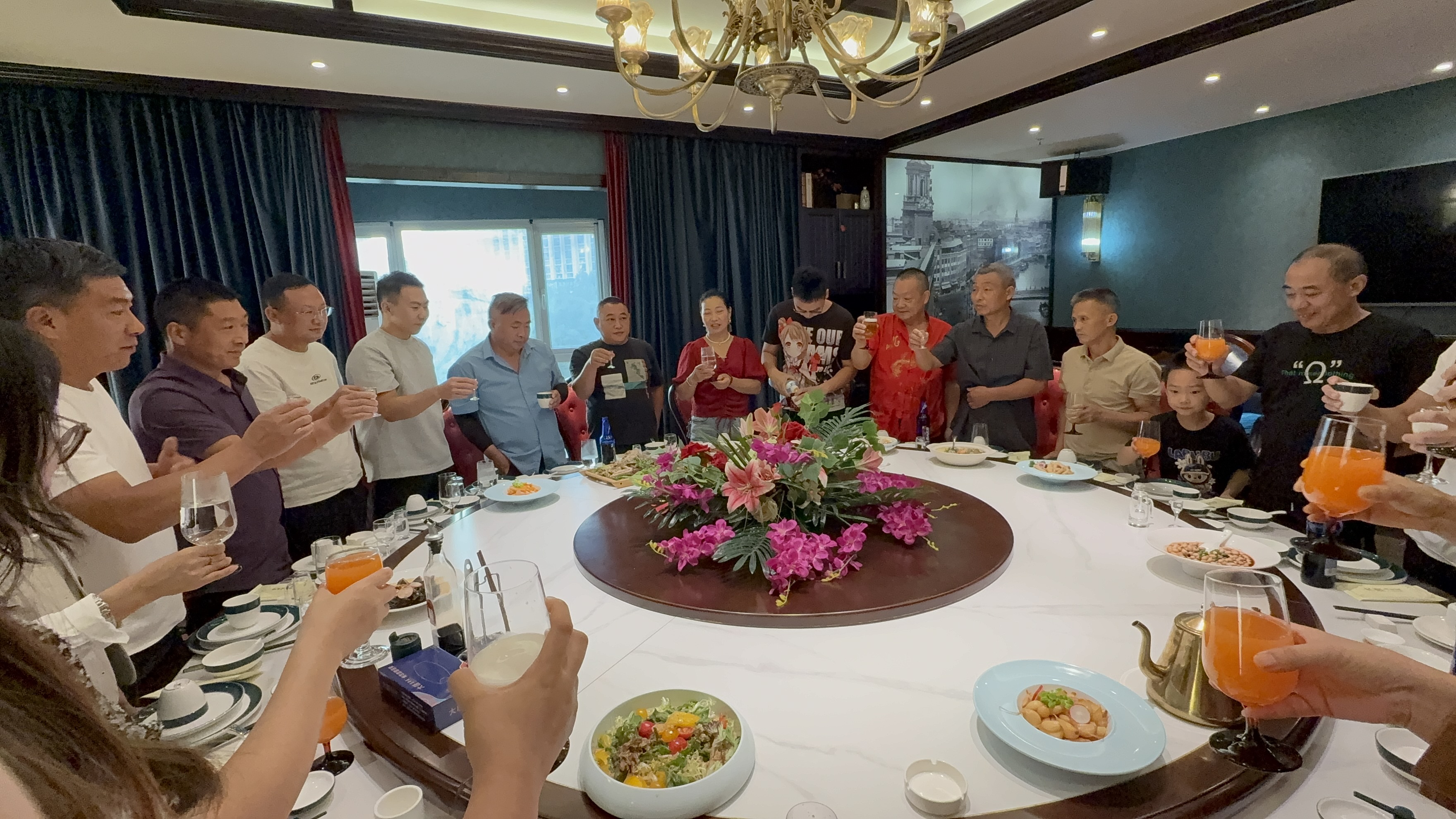 凝心聚力<div   id=